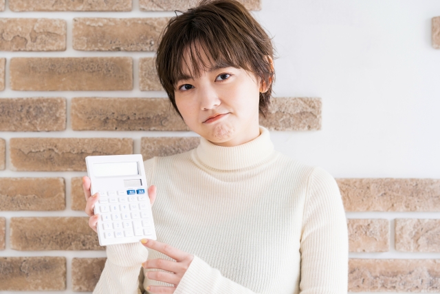 電卓を使う女性